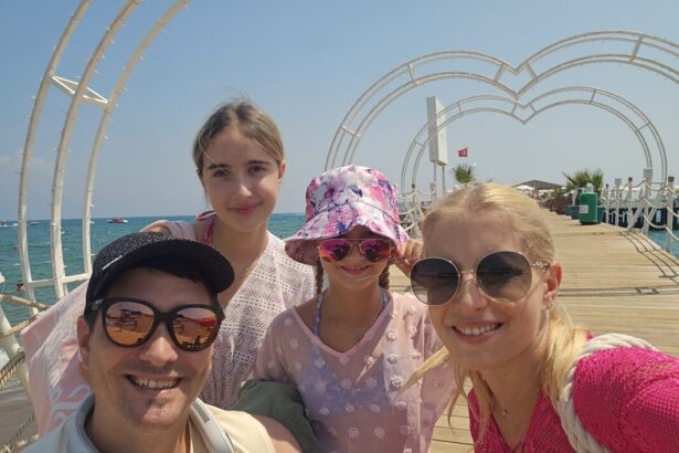 Die 2 Kinder und Christoph mit seiner Frau vor dem Meer.