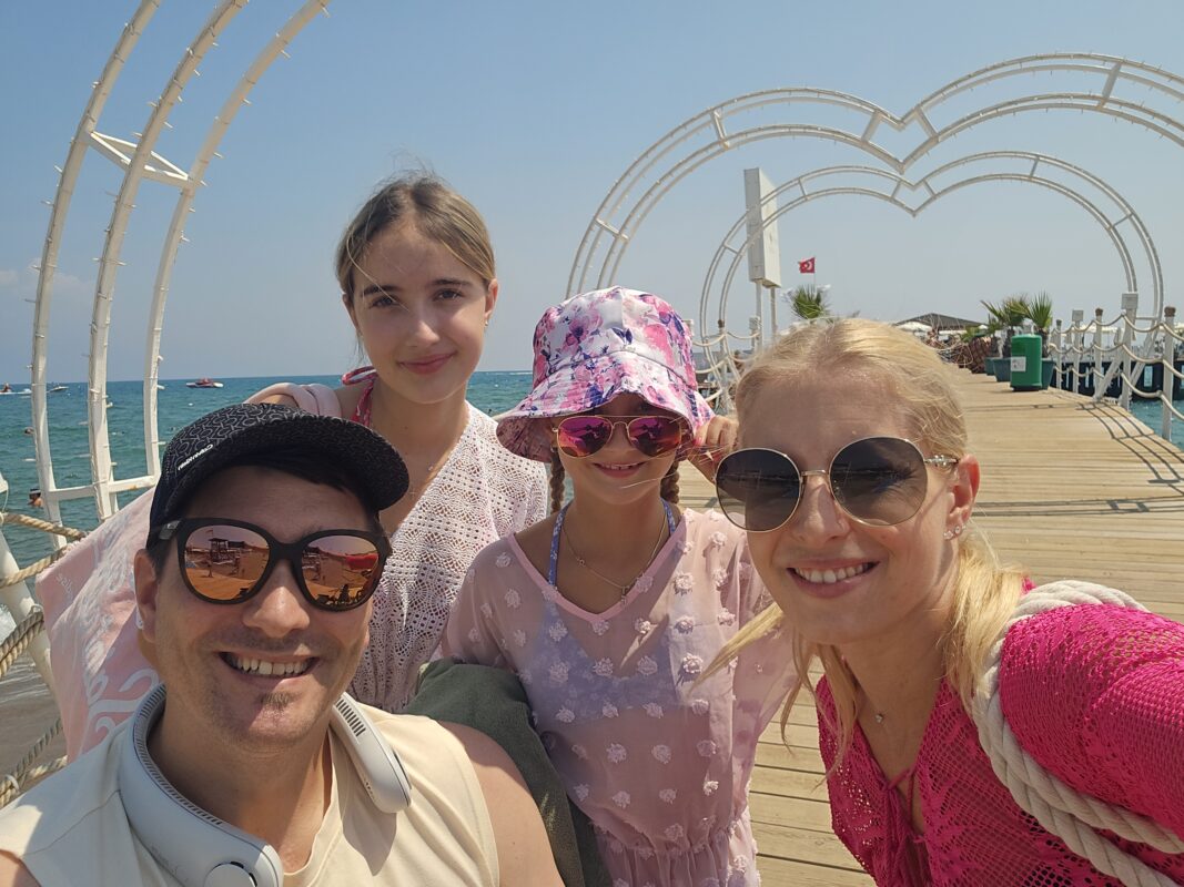 Die 2 Kinder und Christoph mit seiner Frau vor dem Meer.